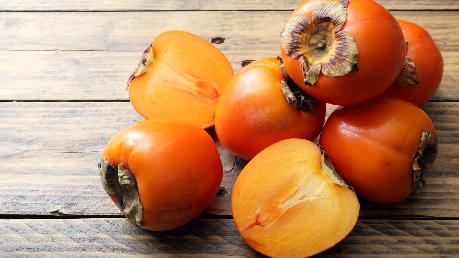 frutta di stagione cachi freschi su tavolo rustico